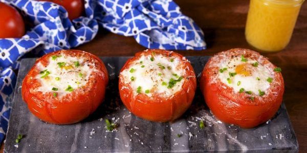 Como cozinhar ovos no forno: ovos cozidos na cesta de tomates