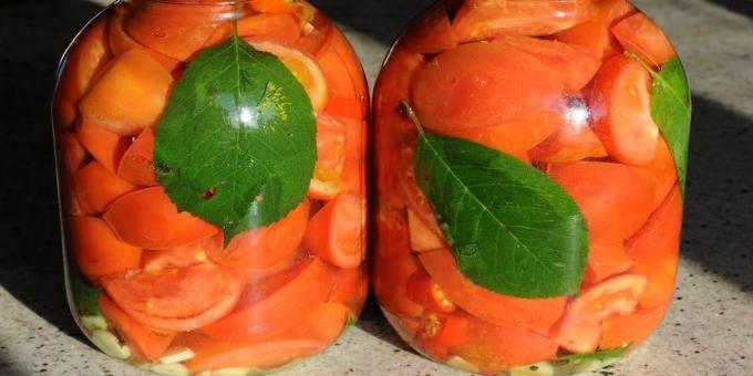 fatias de tomate com alho para o inverno