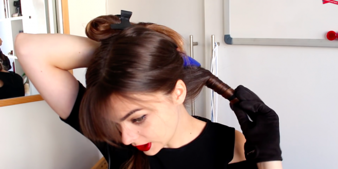 Penteados com franja: enrole o cabelo em uma chapinha