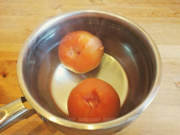 Receita do Sloppy Joe Burger: coloque os tomates em água quente por alguns minutos