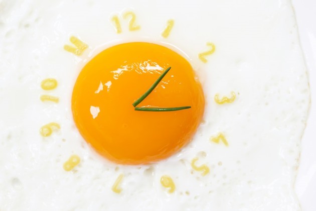 ovos mexidos no microondas: a receita para o preguiçoso e com fome