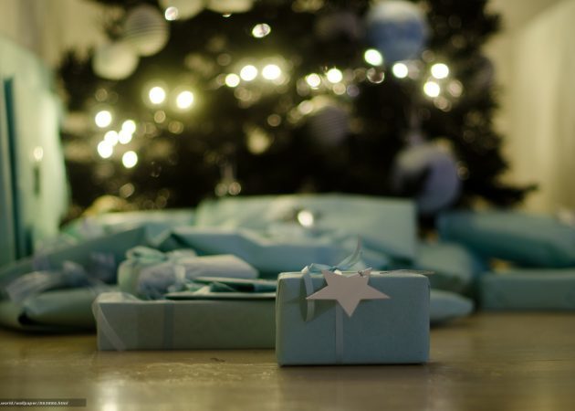 Decorar uma árvore de Natal: presentes