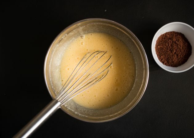 Receita de brownie de cacau e cream cheese: Adicione os ovos e bata bem a mistura