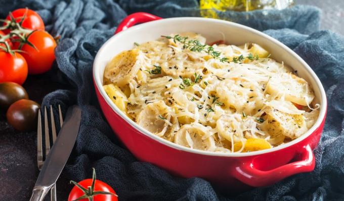 Batata gratinada dauphinua com creme e queijo