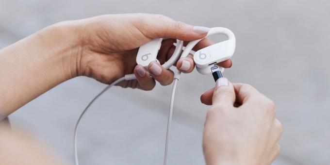 A Apple lançou fones de ouvido Powerbeats atualizados. Eles trabalham 15 horas com uma única carga