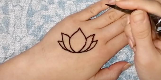 Desenhos de hena na mão: contorne as pétalas