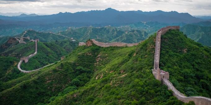 território asiático não é em vão atrair turistas: a Grande Muralha, China