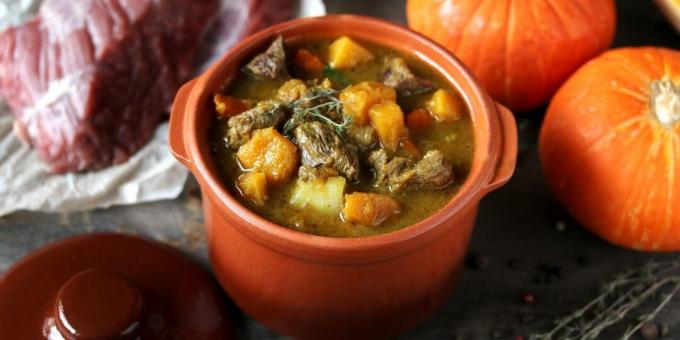 Carne com batata e abóbora em panelas