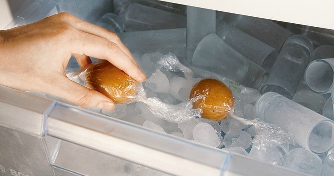ovos folha de alimentos no congelador