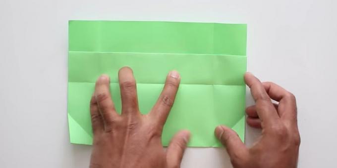 envelope com as mãos sem cola: dobre a parte inferior