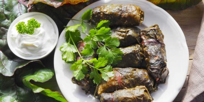 Dolma com carne e arroz em folhas de beterraba