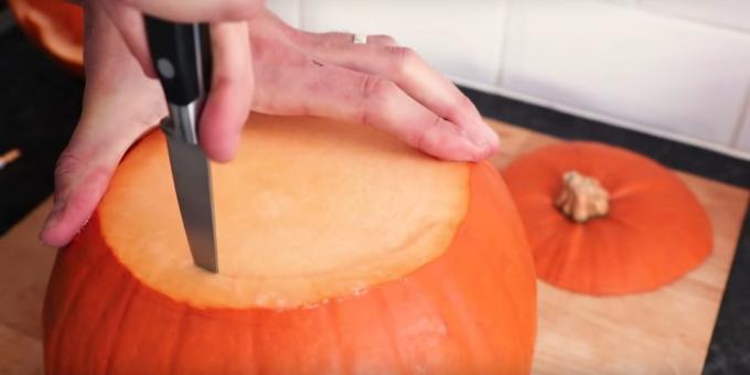 Como cortar uma abóbora para o Dia das Bruxas com suas próprias mãos: Corte a carne