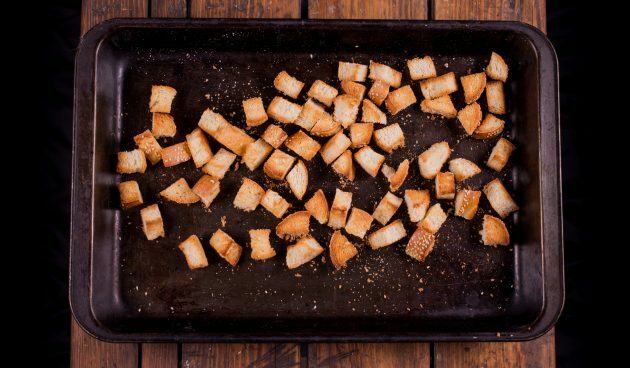 Como fazer fondue de queijo: seque o pão no forno