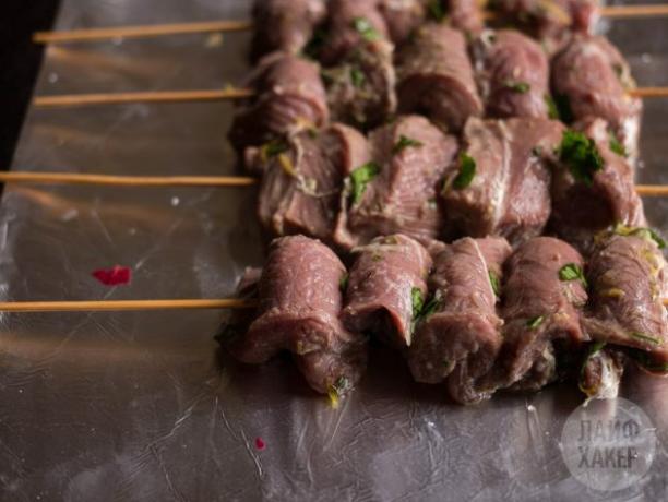 Coloque os kebabs em espetos e envie para assar no forno