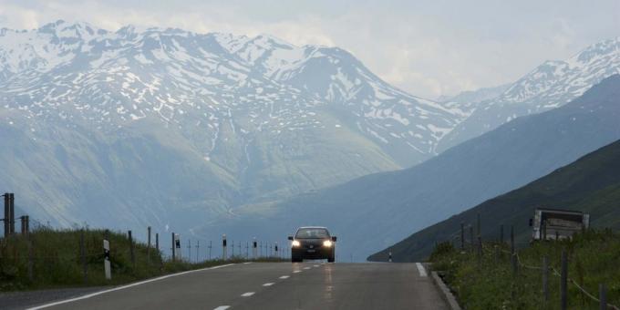 A estrada através da passagem de Oberalp na Suíça