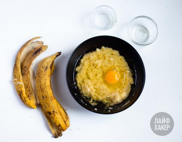 Banana Bread: esfregar a banana, ovo add e óleo