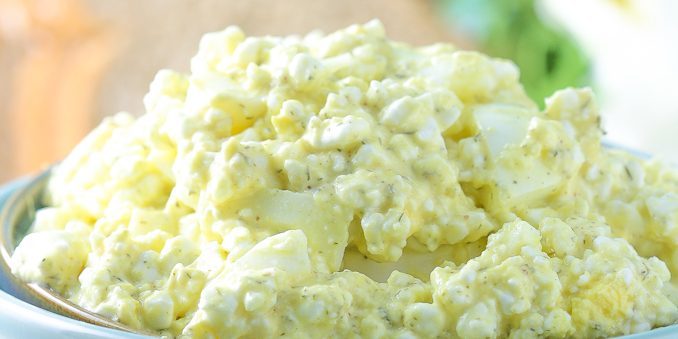 Salada com ovos e queijo