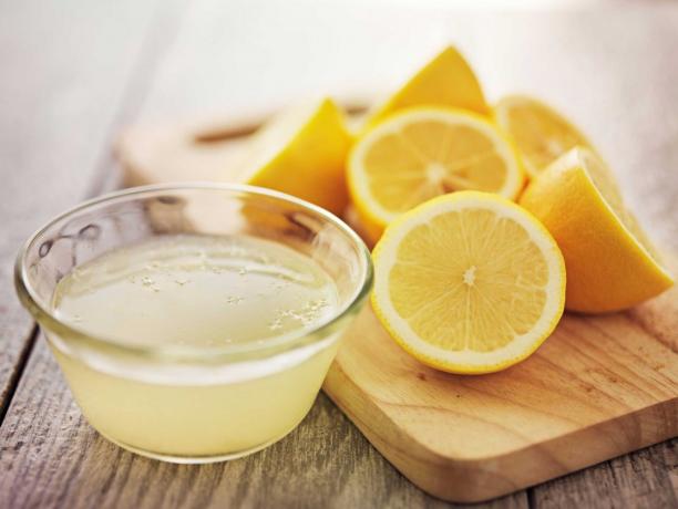 água de limão contra manchas no microondas