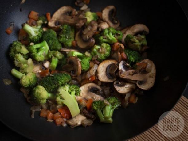 Como fazer arroz frito: misture cogumelos com vegetais