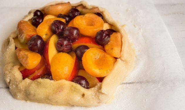 Shortbread com bagas e frutas: pincele as bordas com um ovo e polvilhe com uma pitada de açúcar