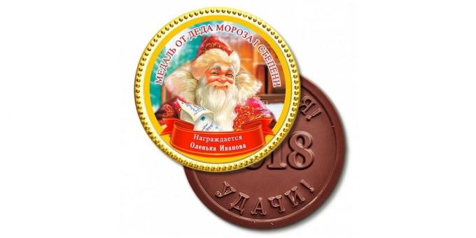 Presentes para o Ano Novo: medalha de chocolate