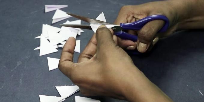 Cartão de aniversário com suas próprias mãos: triângulos cortados do papel branco