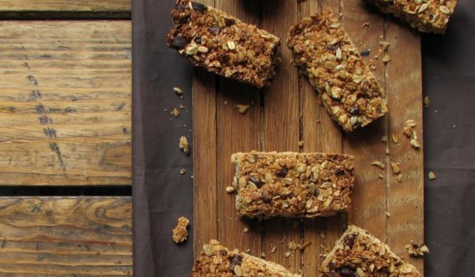 Barras de muesli com coco, chocolate e sementes