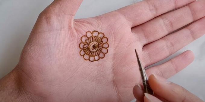 Desenhos de hena disponíveis: desenhe uma flor