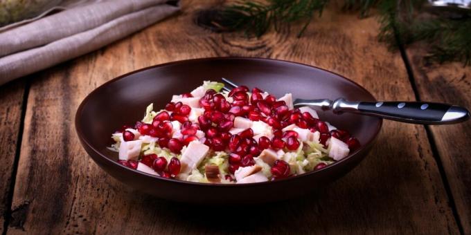 Salada com frango defumado e romã