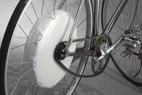 Com a roda inteligente FlyKly roda qualquer bicicleta convertido em eléctrico e inteligente