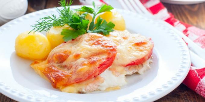 Salmão rosa no forno com tomate e queijo: uma receita simples