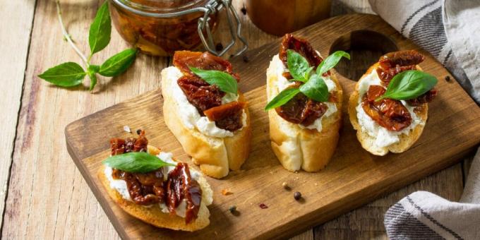 Bruschetta com tomate seco e ricota