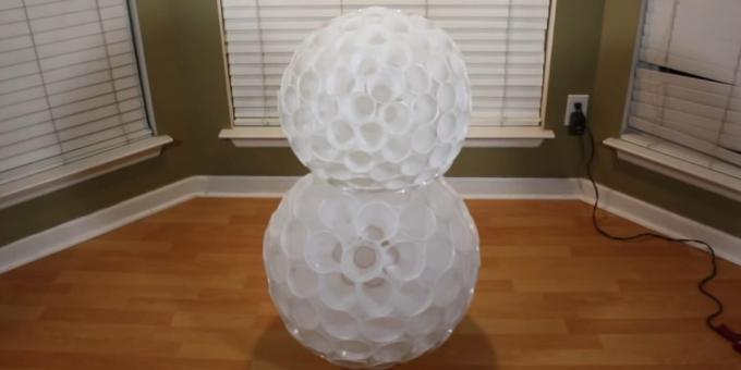 como fazer um boneco de neve: conectar duas bolas