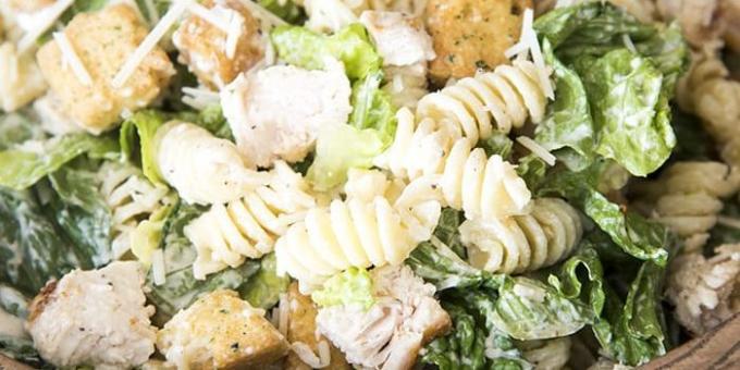 salada Caesar com frango e massas