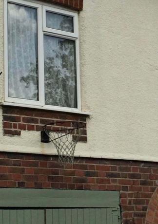 cesta de basquete sob a janela