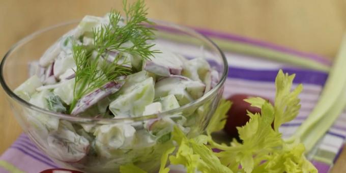 Salada com aipo, rabanetes e pepinos