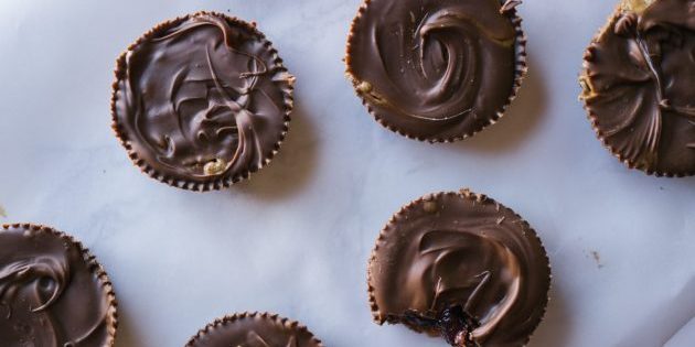 Chocolate escuro: cestas de chocolate com pasta de amêndoa