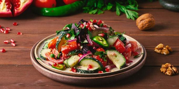 Salada de tomate e pepino com nozes e romã