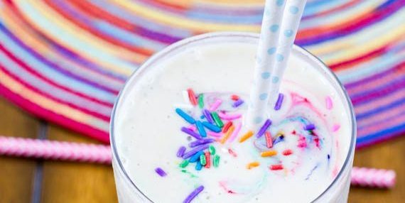 Milkshake com comprimidos coloridos