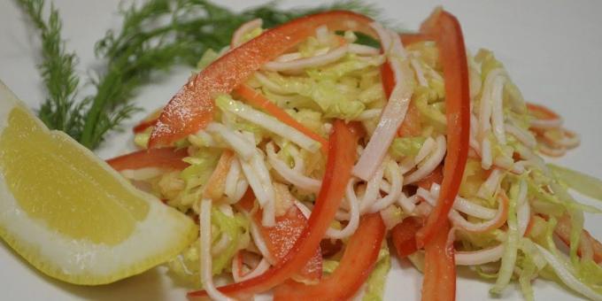 Salada com varas de caranguejo, repolho, pimenta e maçã