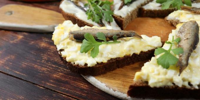 Sanduíches com espadilha, ovo e queijo