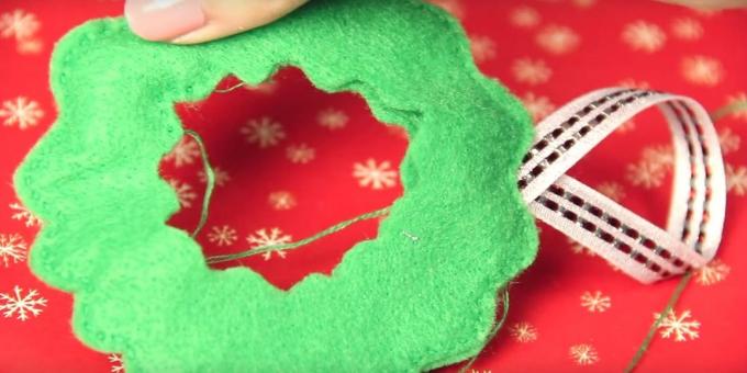 brinquedos de Natal com suas próprias mãos: costurar as bordas e adicionar um loop