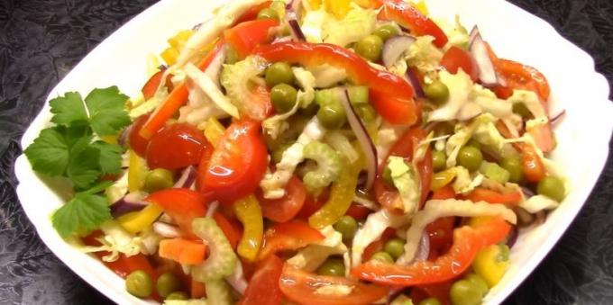 Salada com ervilhas verdes, pimentão, aipo e tomates