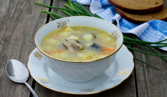 Sopa de peixe enlatado com arroz