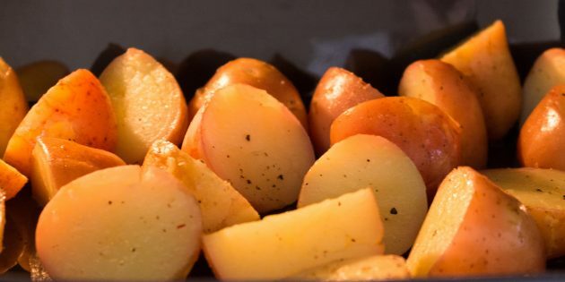 Batatas novas assadas: uma receita simples