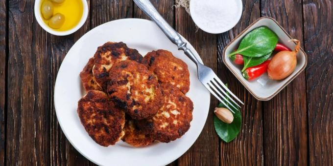 Costeletas de três tipos de carne picada com repolho