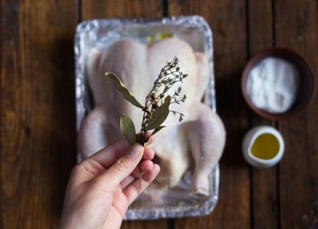 Frango no Forno de Limão: Coloque tomilho e lavrushka no frango