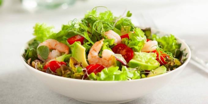 Salada com camarões e tomate cereja