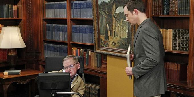 Stephen Hawking, autor do livro "Uma Breve História do Tempo", no set da série "The Big Bang Theory" 