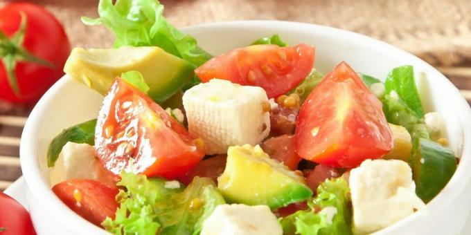Salada light com tomate, ervas e abacate